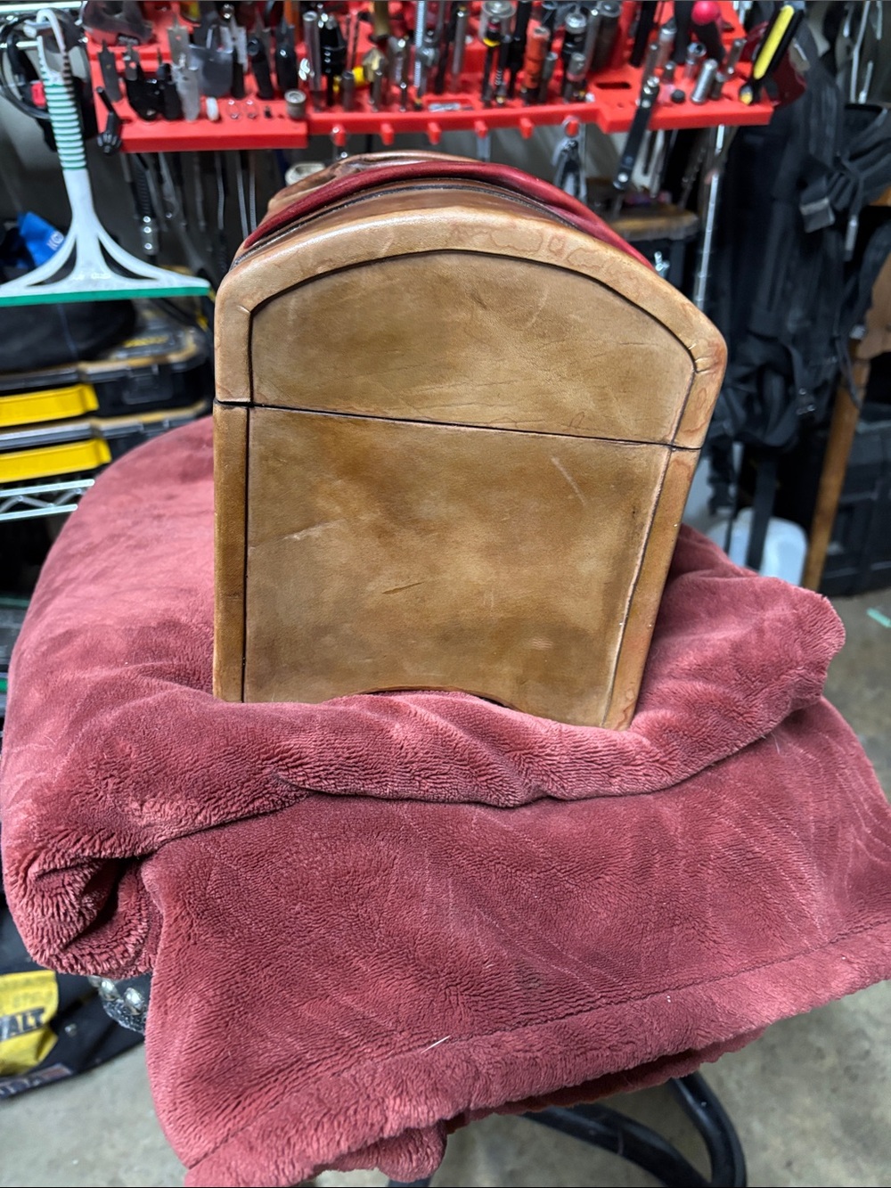 Early 1900’s leather chest/jewelry box. - Picture 5 of 6